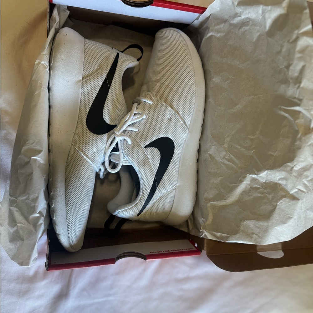Nike White Sneakers Sleek Minimalist Design